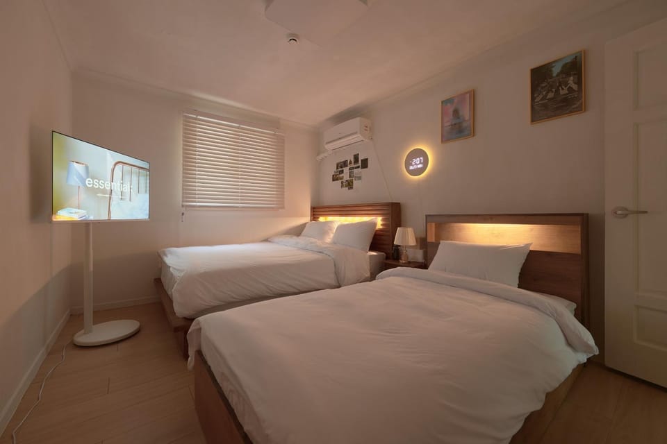 Bed, TV and multimedia, Photo of the whole room, Bedroom