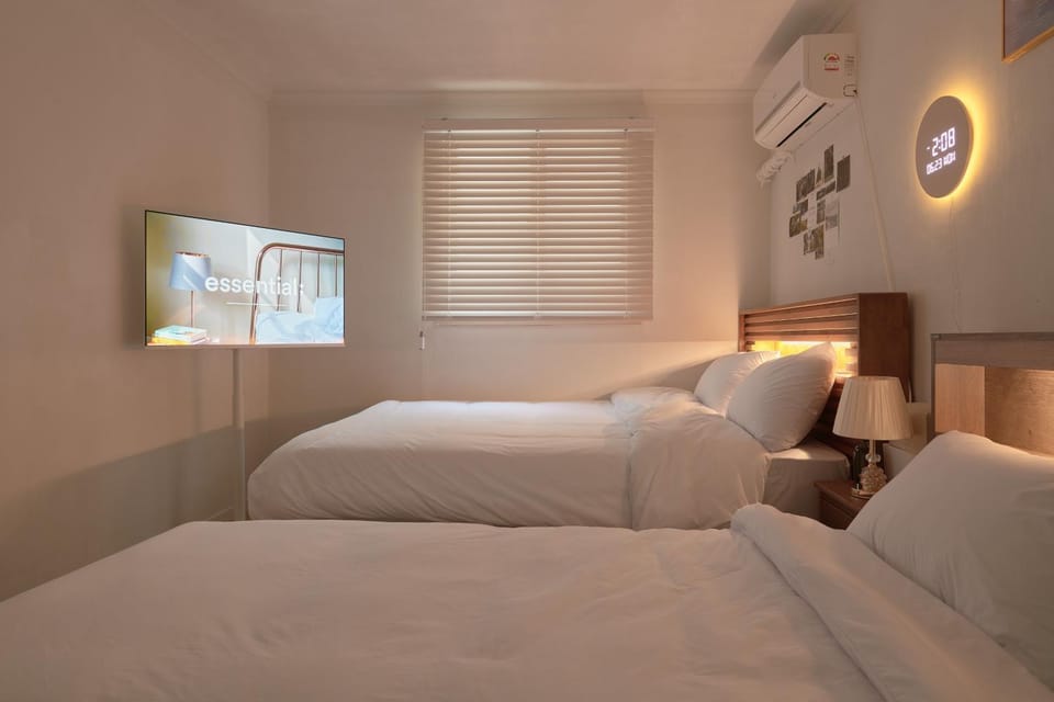 Bed, TV and multimedia, Photo of the whole room, Bedroom