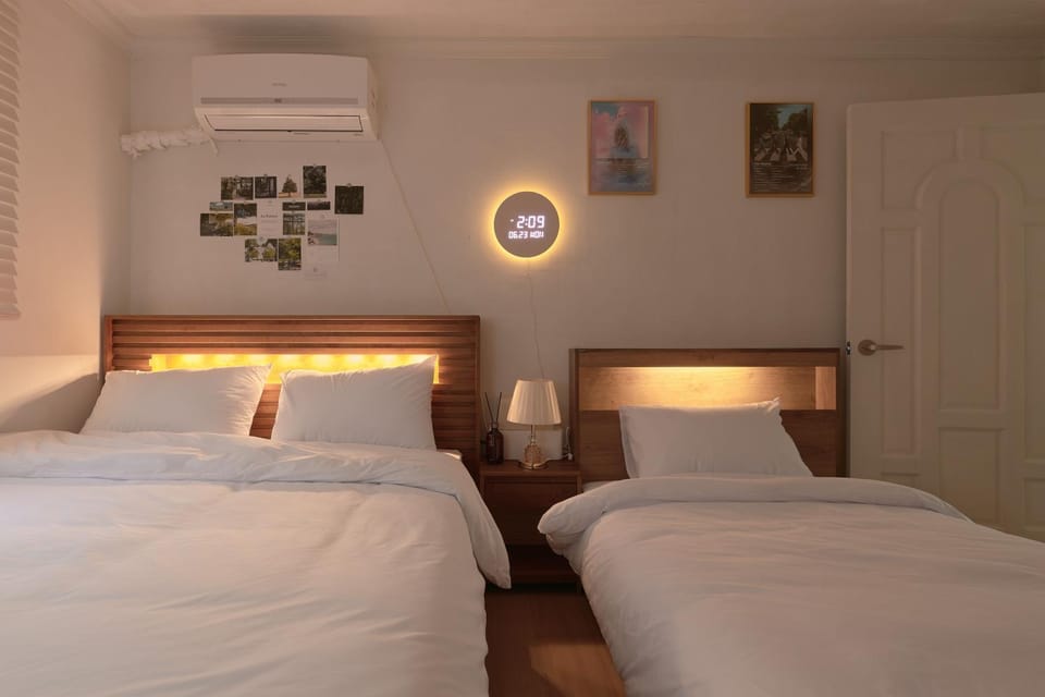 Bed, Photo of the whole room, Bedroom, air conditioner