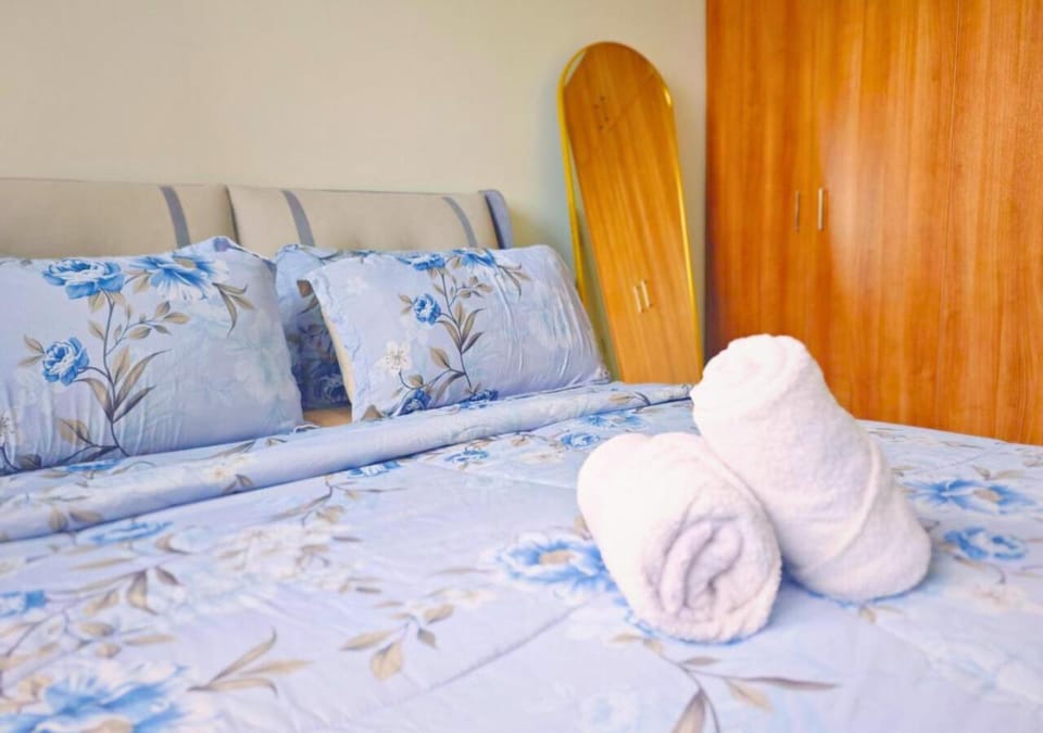 Bed, Photo of the whole room, Bedroom, towels, wardrobe