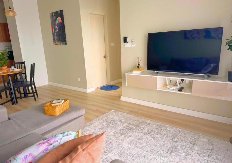 Communal lounge/ TV room, TV and multimedia, Living room, Seating area, Dining area, Evening entertainment