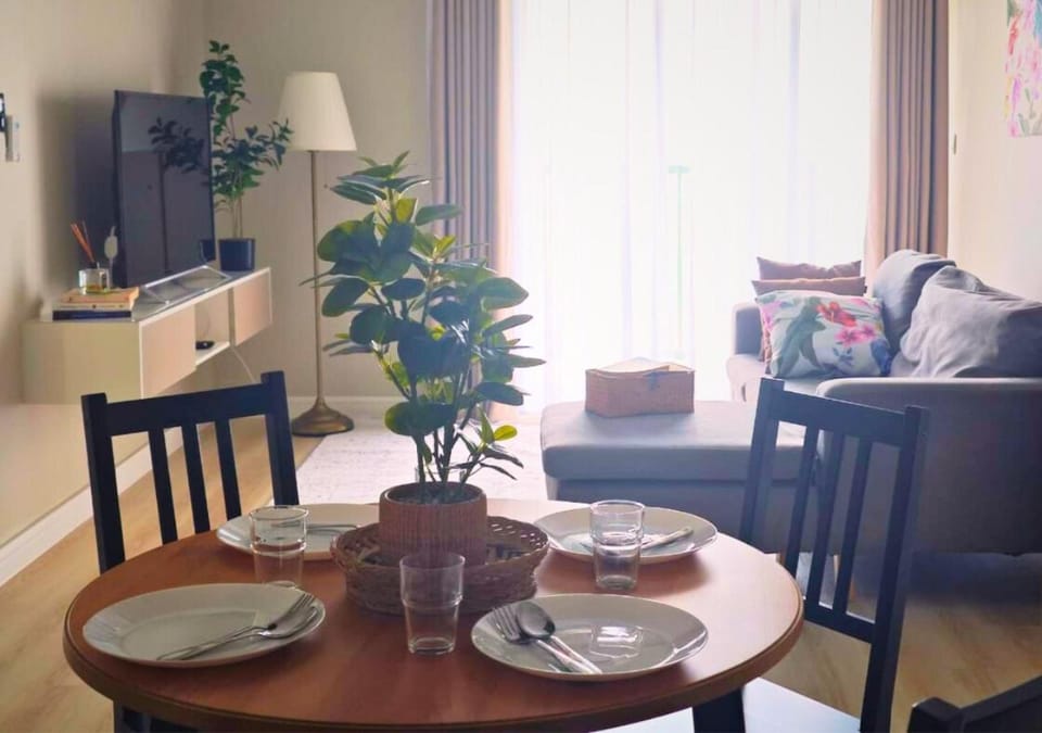 TV and multimedia, Living room, Seating area, Dining area