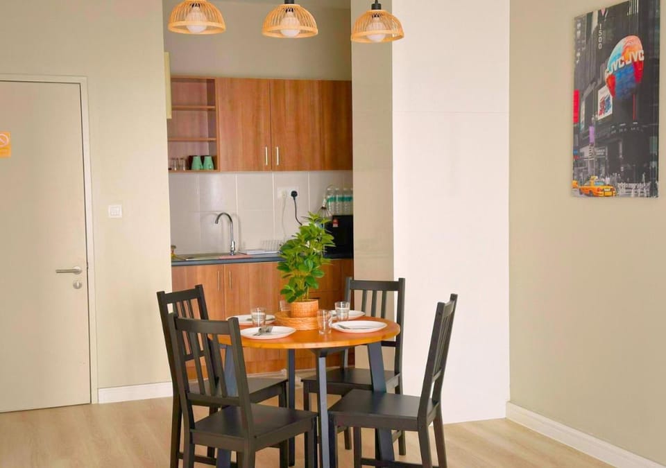 Kitchen or kitchenette, Dining area, oven