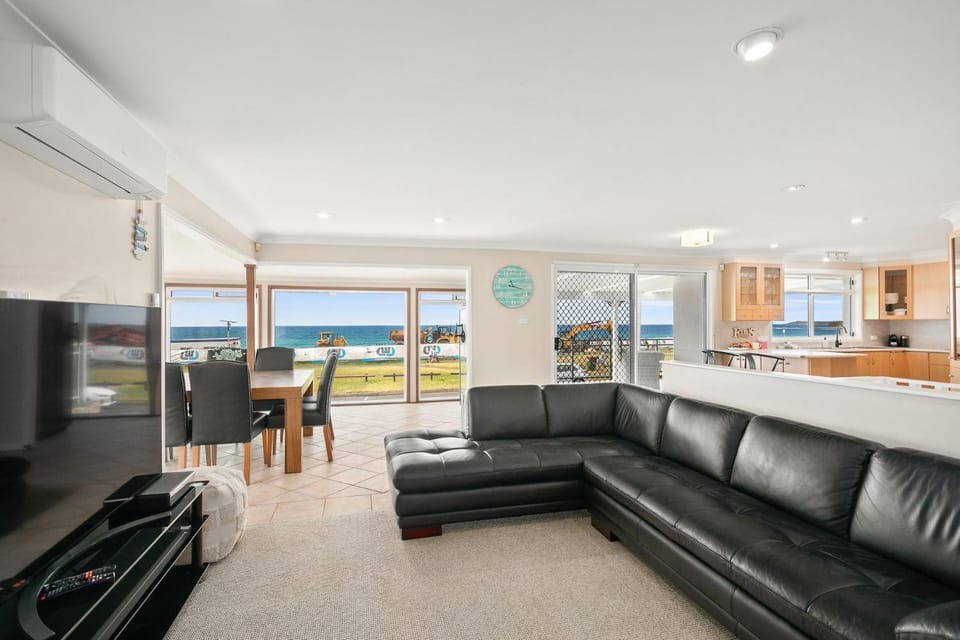 Surfside Solace House in Wollongong