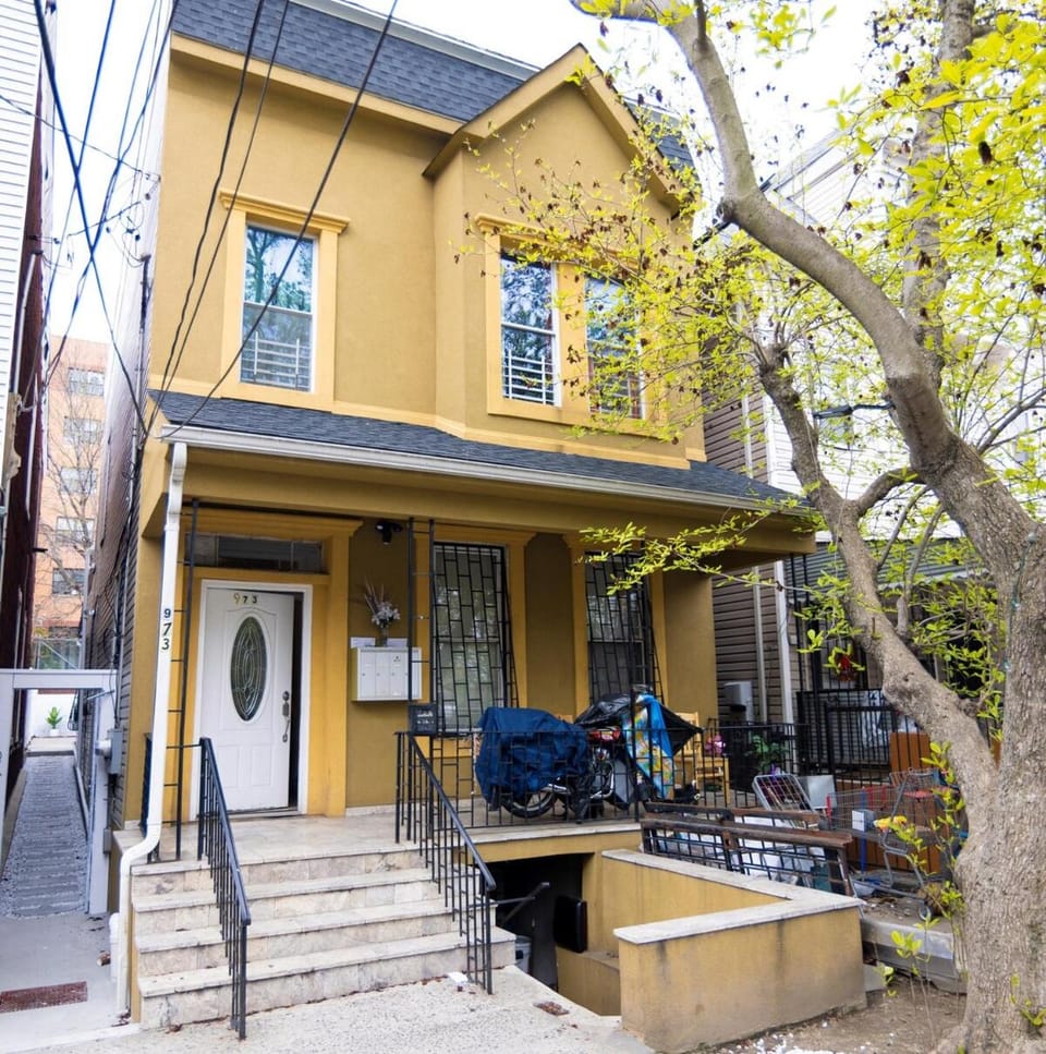 Lovely 1 bedroom apt with patio by Yankee Stadium Apartment in Upper Manhattan