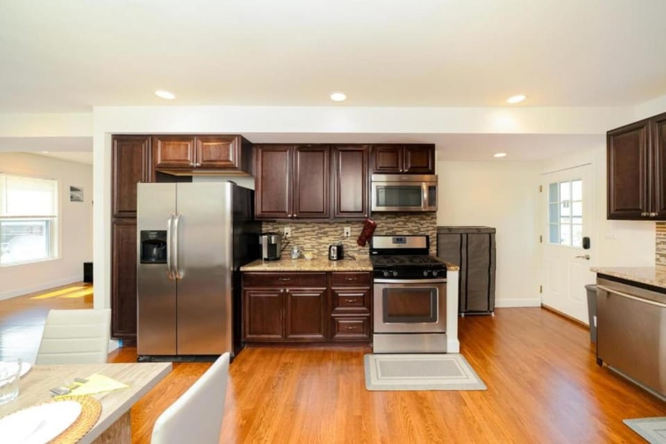 Comfortable 4BR Boston Getaway - Pet-Friendly - Near I-93 & Red Line 988 Apartment in Quincy