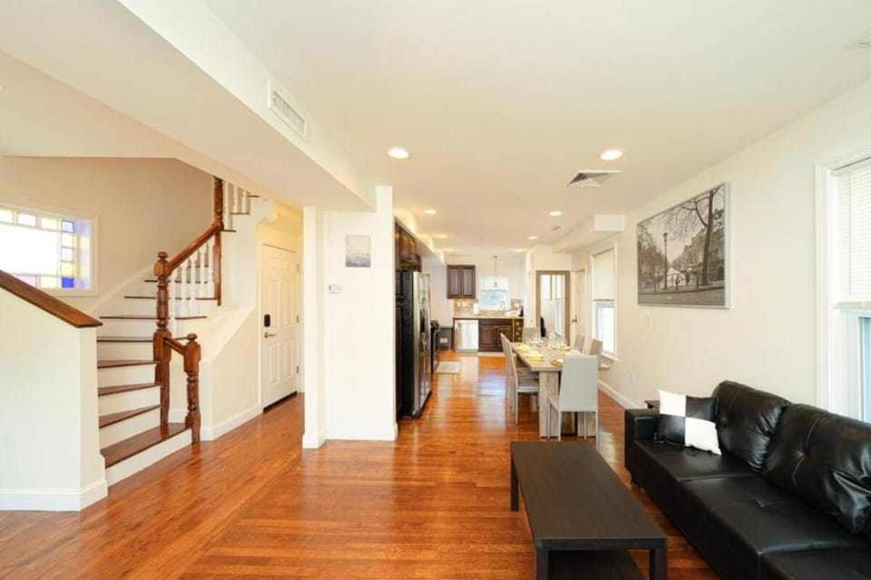 Comfortable 4BR Boston Getaway - Pet-Friendly - Near I-93 & Red Line 988 Apartment in Quincy