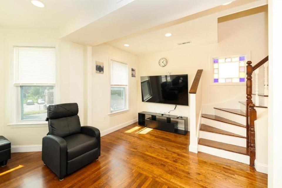 Comfortable 4BR Boston Getaway - Pet-Friendly - Near I-93 & Red Line 988 Apartment in Quincy
