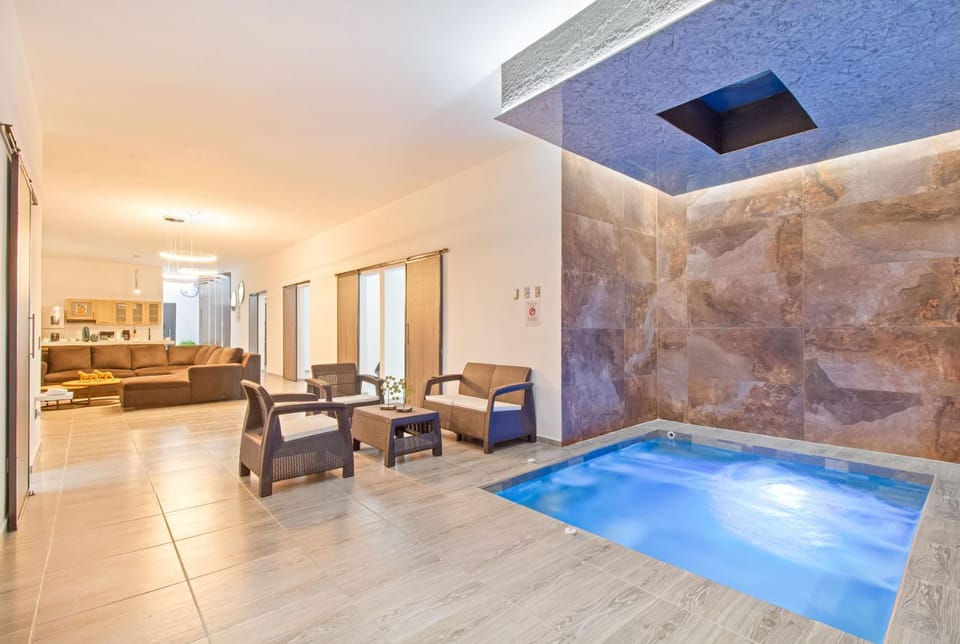 Hot Tub, Seating area