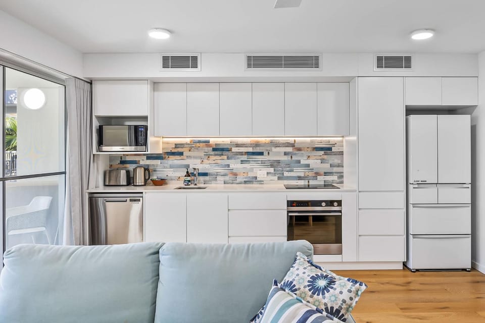 Lahaina 9 Bed to Beach in 60 seconds Apartment in Sunshine Coast