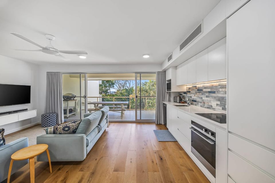 Lahaina 9 Bed to Beach in 60 seconds Apartment in Sunshine Coast