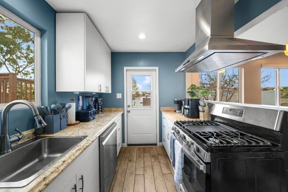 Westinghouse Park Retreat Decks, BBQ, Fire Pits House in Linda Vista