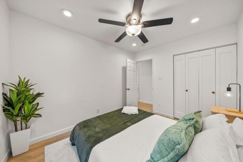 Westinghouse Park Retreat Decks, BBQ, Fire Pits House in Linda Vista