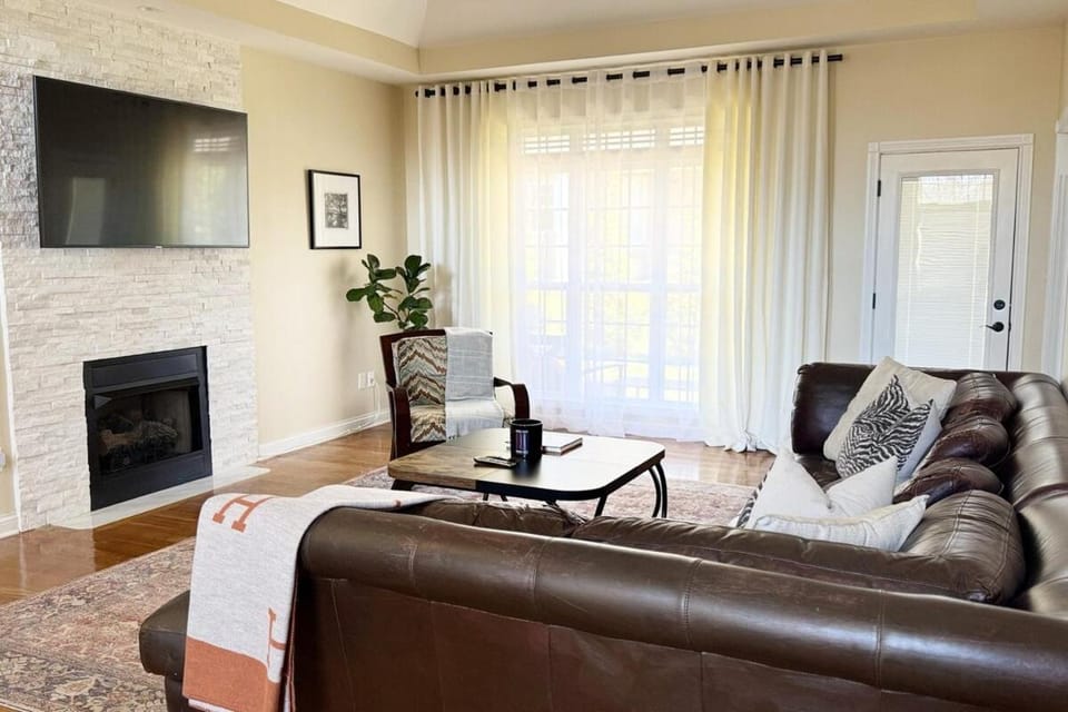 Communal lounge/ TV room, TV and multimedia, Living room, Seating area, Evening entertainment