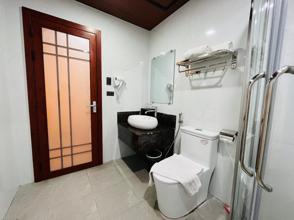 Toilet, Bathroom, towels