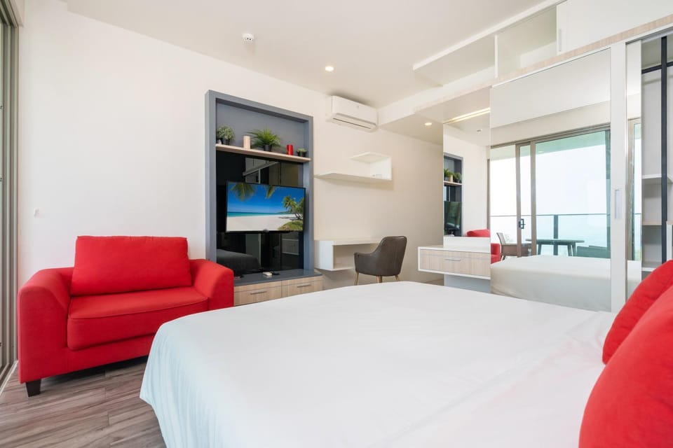 Bed, TV and multimedia, Living room, Photo of the whole room, Seating area, Bedroom