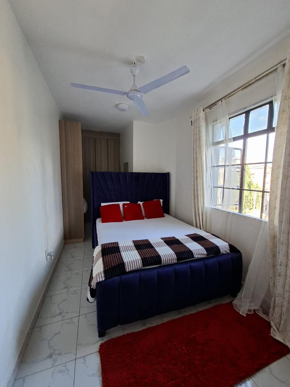 cozy 1bedroom mombasa bamburi near the beach with hot shower, Netflix, Secured parking Apartment in Mombasa