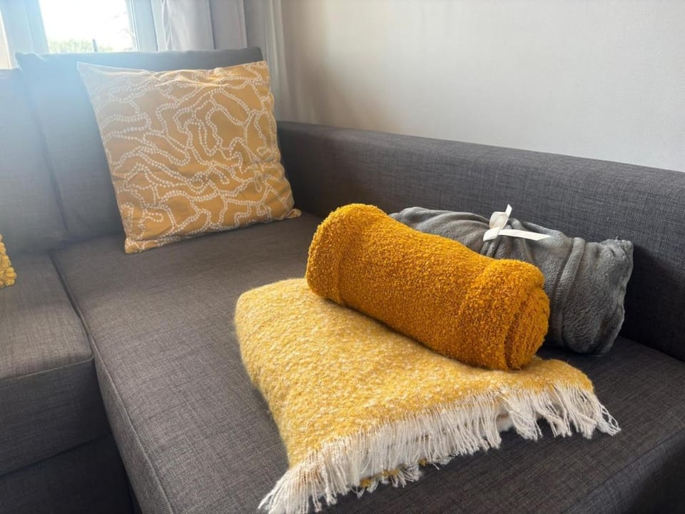 2 Bed Apartment - Sleeps 6 - Free WiFi & Parking Apartment in Yeovil