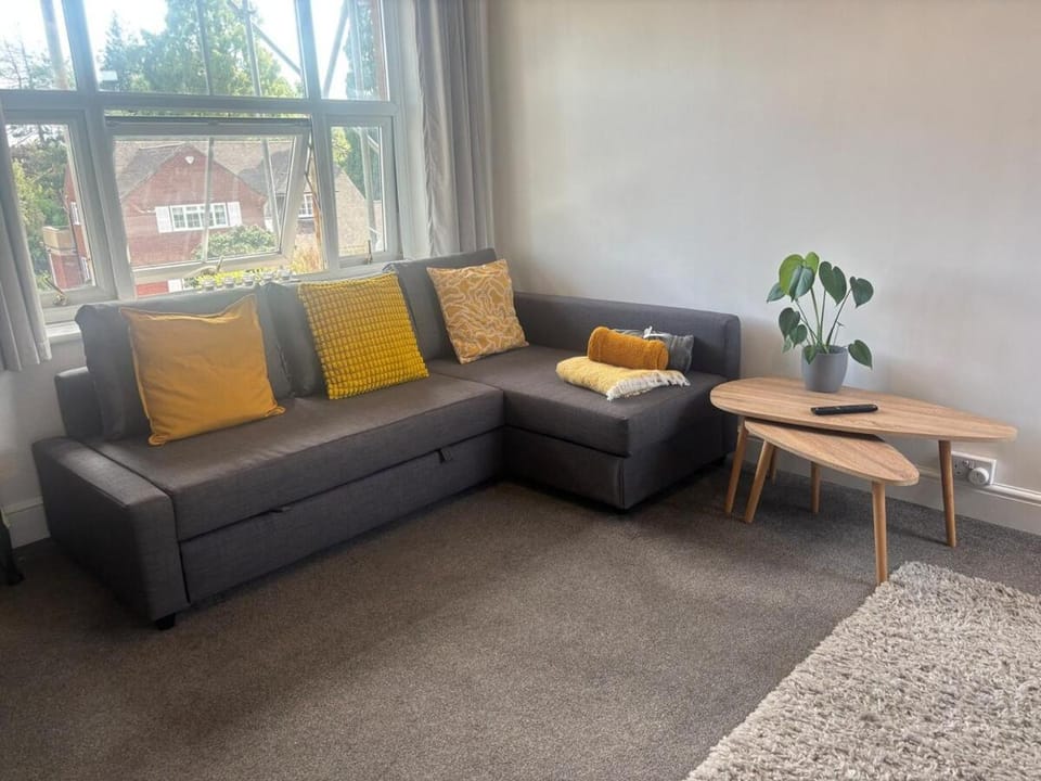 2 Bed Apartment - Sleeps 6 - Free WiFi & Parking Apartment in Yeovil