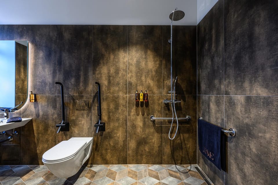 Shower, Toilet