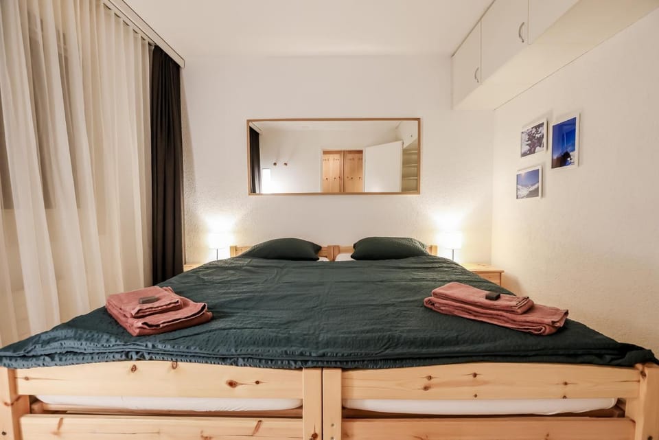 Bed, Bedroom, towels