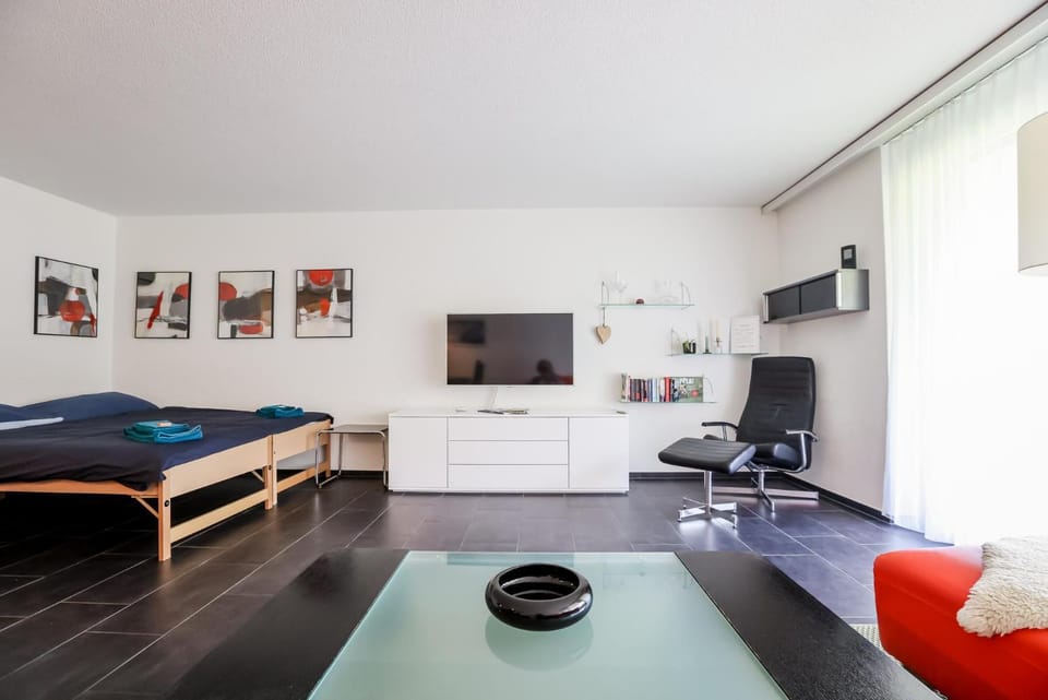 Communal lounge/ TV room, Bed, TV and multimedia, Living room, Seating area