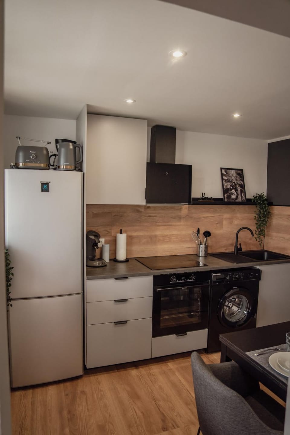 Coffee/tea facilities, Kitchen or kitchenette, oven, stove, toaster