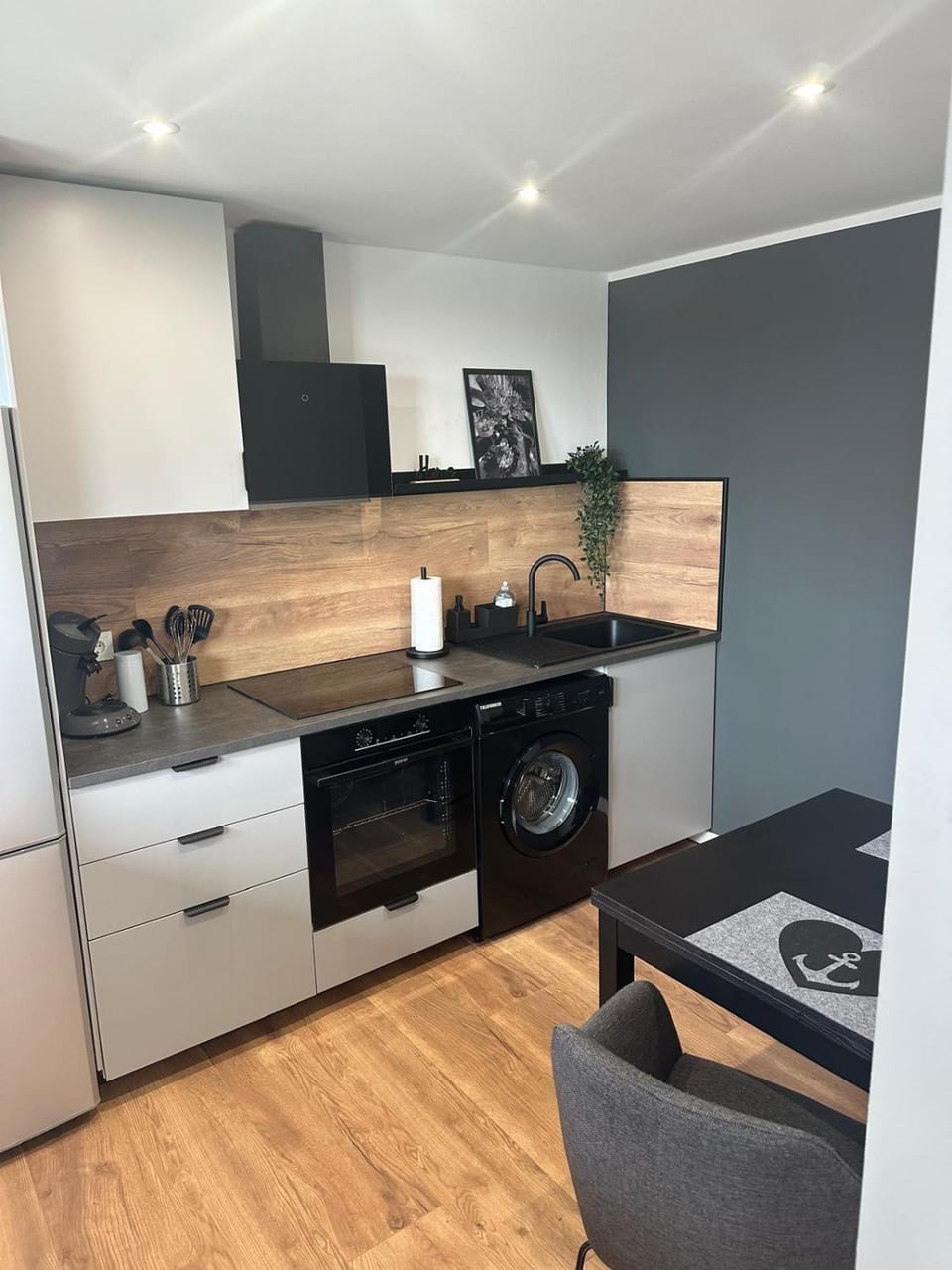 Coffee/tea facilities, Kitchen or kitchenette, stove