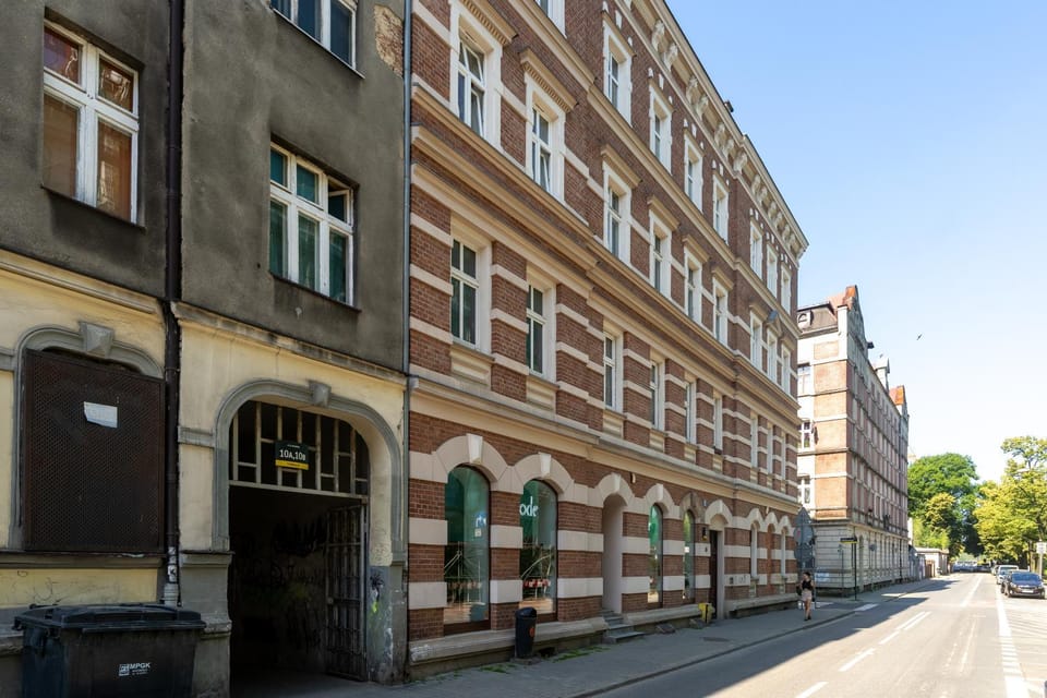 Property building, Neighbourhood, Location