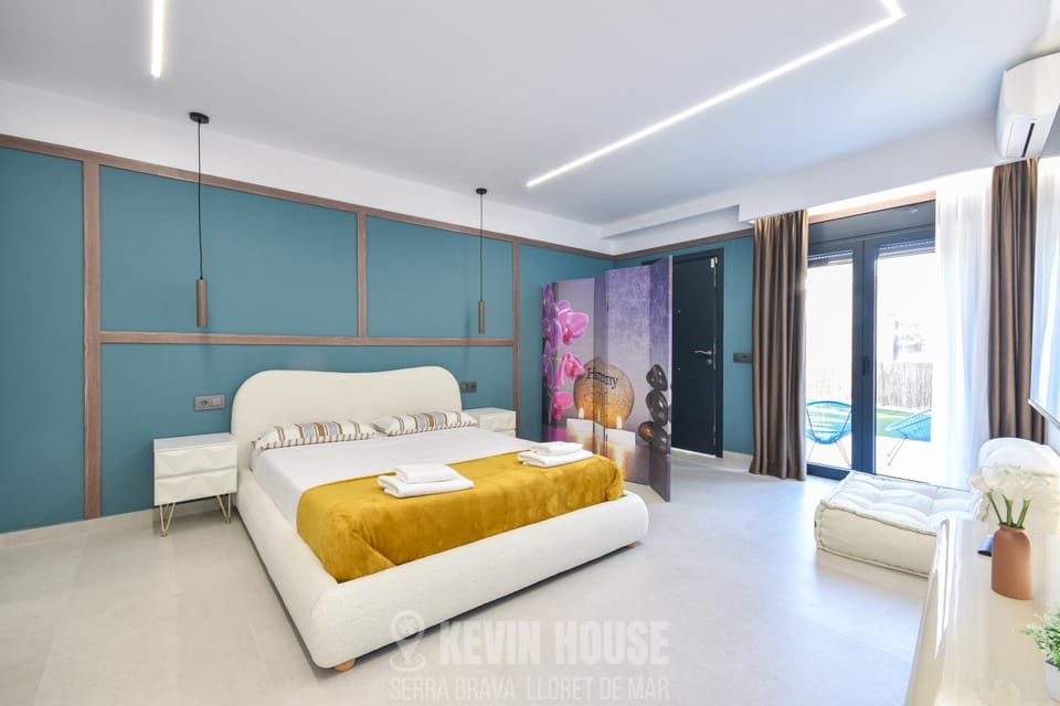 Bed, Balcony/Terrace, heating, safe, air conditioner