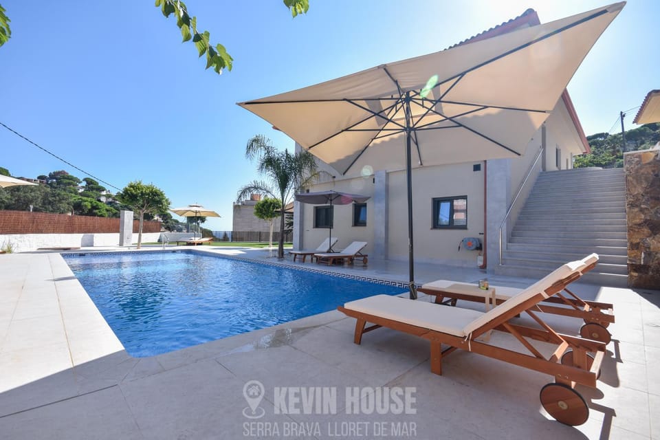 Shower, Property building, Patio, Day, Pool view, Swimming pool, sunbed