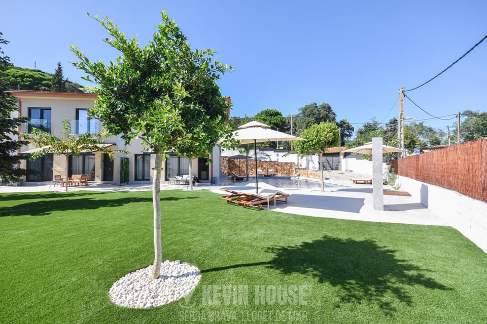 Shower, Property building, Patio, Day, Natural landscape, Garden, Garden, Garden view, Pool view, Swimming pool, sunbed