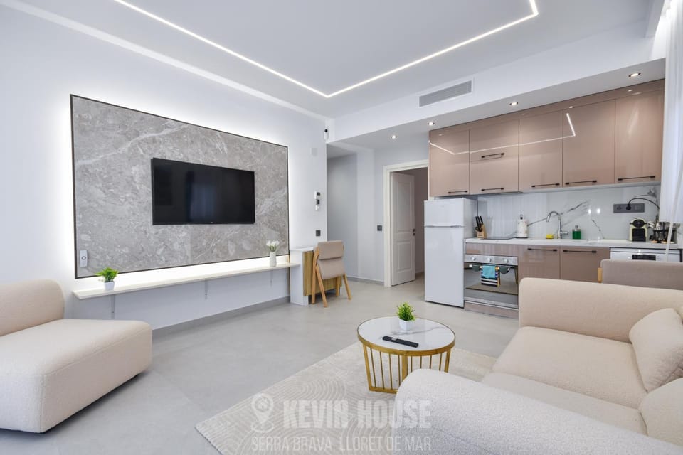Communal lounge/ TV room, TV and multimedia, Kitchen or kitchenette, stove, kitchen