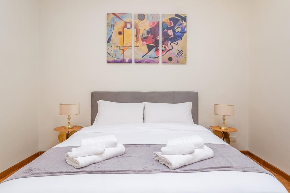 Bed, Photo of the whole room, Bedroom, towels