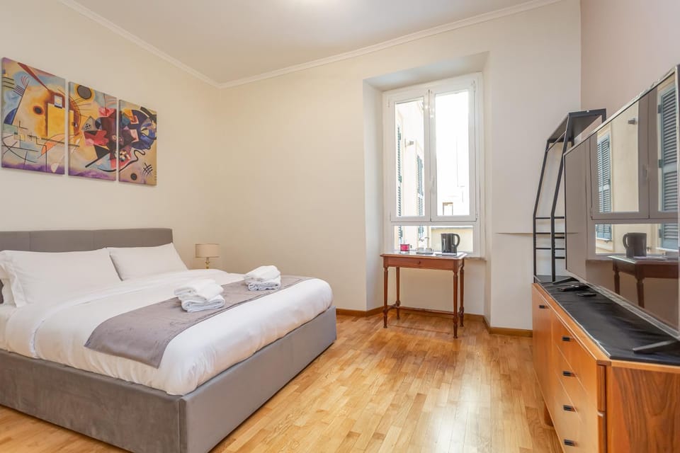 Bed, TV and multimedia, Photo of the whole room, Bedroom