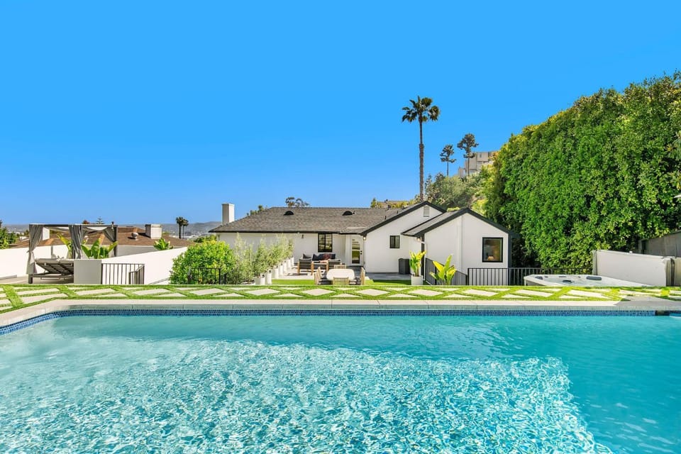 Property building, Spring, Day, Natural landscape, Garden, Garden view, Mountain view, Pool view, Swimming pool