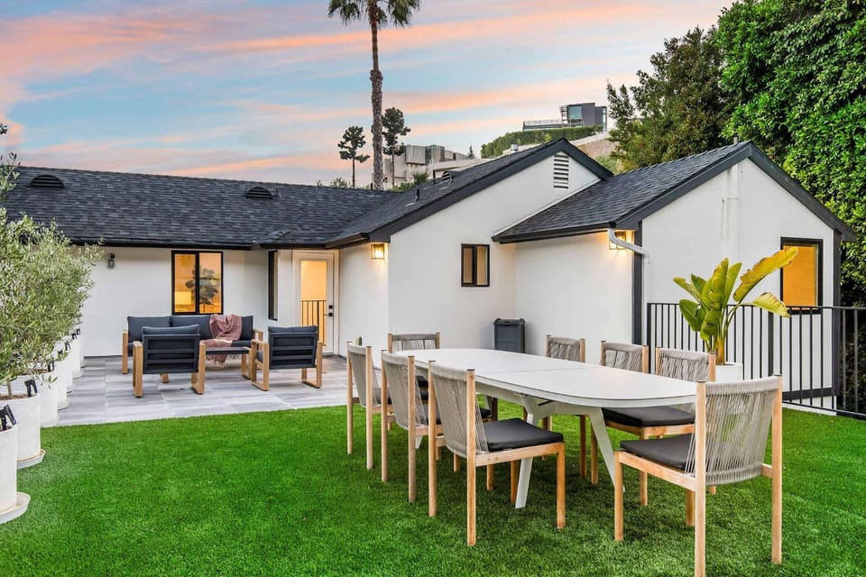 Property building, Patio, Garden, Balcony/Terrace, Seating area, Dining area, Garden view