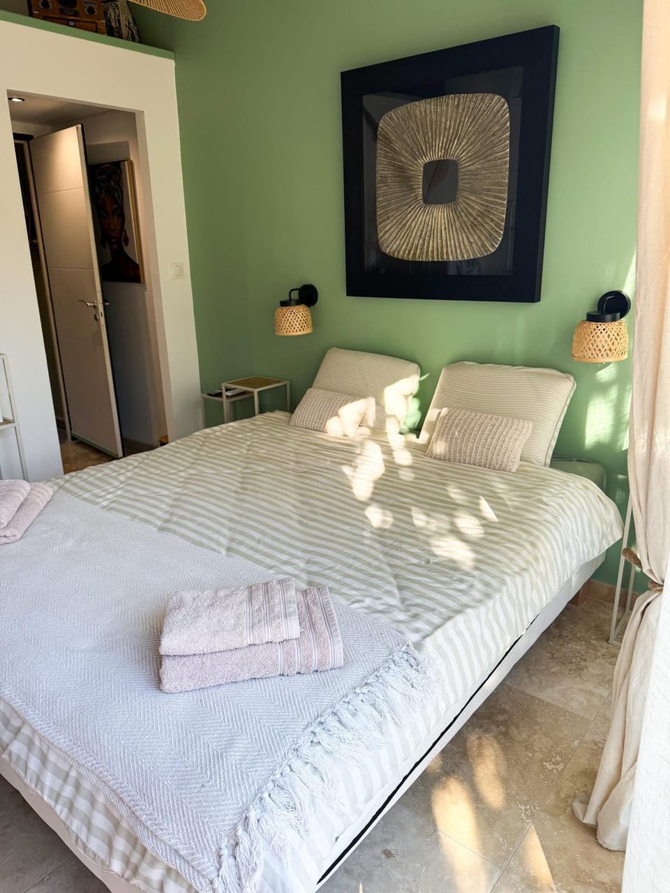 Bed, Photo of the whole room, Bedroom