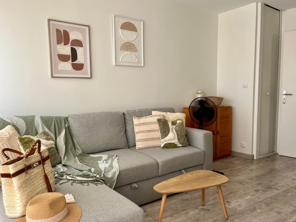 Bed, Living room, Decorative detail, flat iron, storage, towels