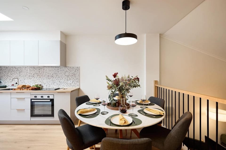 Kitchen or kitchenette, Living room, Food and drinks, Seating area, Dining area, Food, pet friendly, stove, toaster