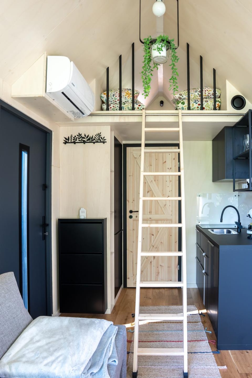 Bed, TV and multimedia, Kitchen or kitchenette, Photo of the whole room, Bedroom, fireplace, air conditioner