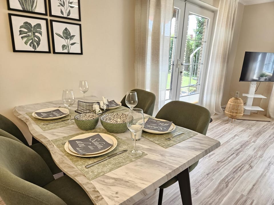 TV and multimedia, Living room, Seating area, Dining area