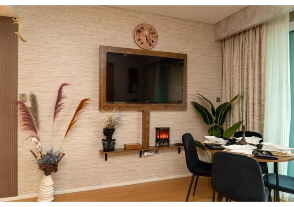 Communal lounge/ TV room, TV and multimedia, Dining area