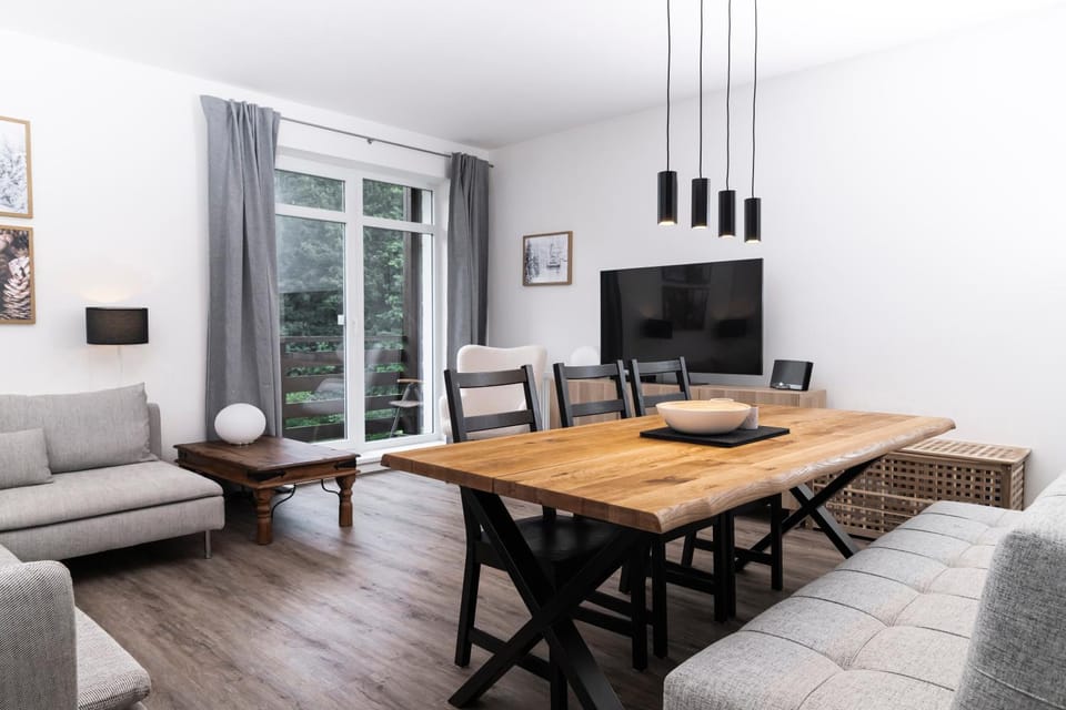 TV and multimedia, Living room, Seating area, Dining area