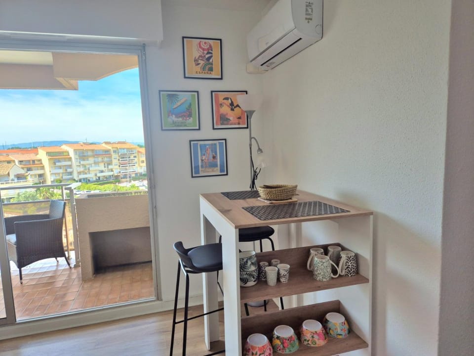Coffee/tea facilities, Kitchen or kitchenette, Dining area, minibar, air conditioner