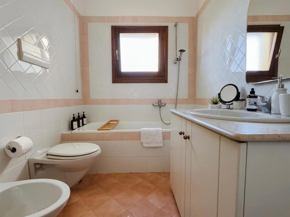 Shower, Toilet, Bathroom, Bath, towels