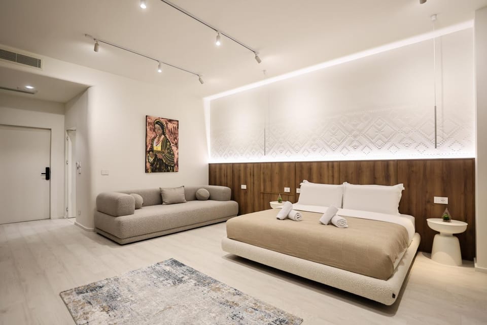 Bed, Living room, Photo of the whole room, Seating area, Bedroom