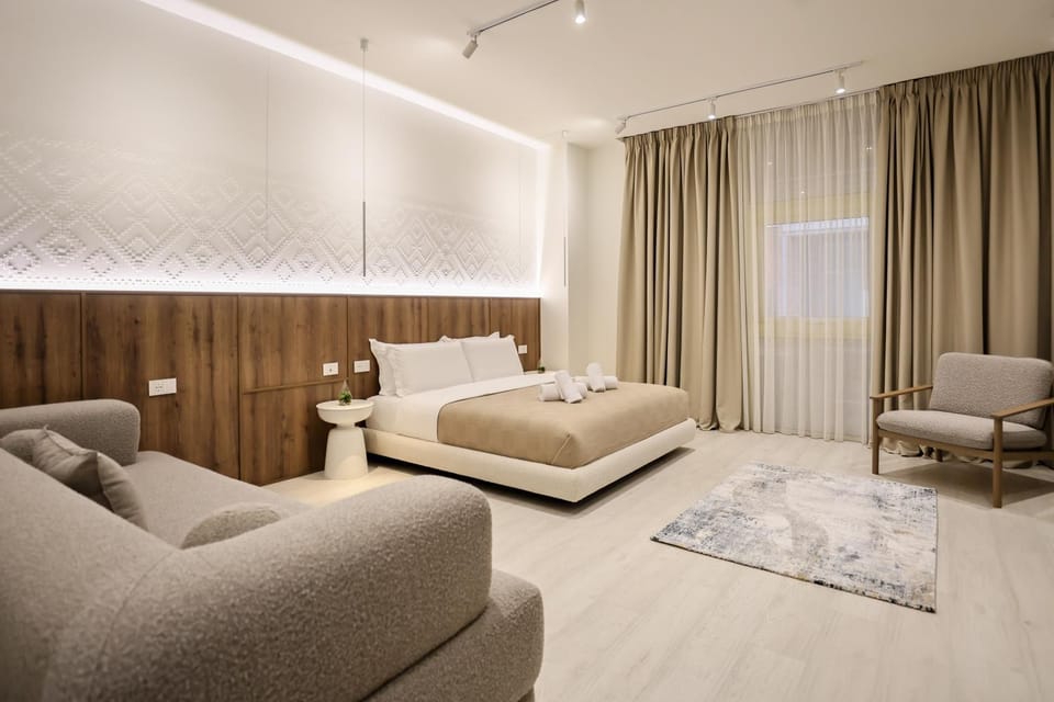 Bed, Photo of the whole room, Seating area, Bedroom