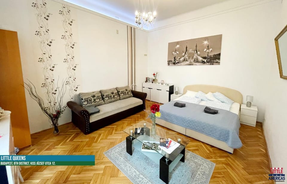 Bed, Living room, Photo of the whole room, Seating area, Bedroom, towels