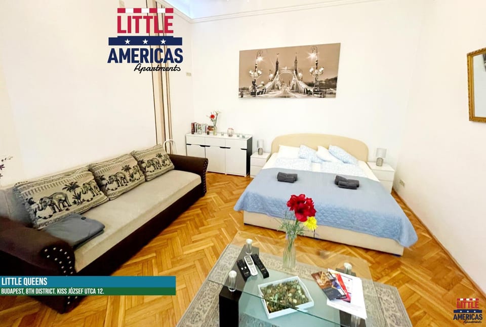 Bed, Living room, Photo of the whole room, Seating area